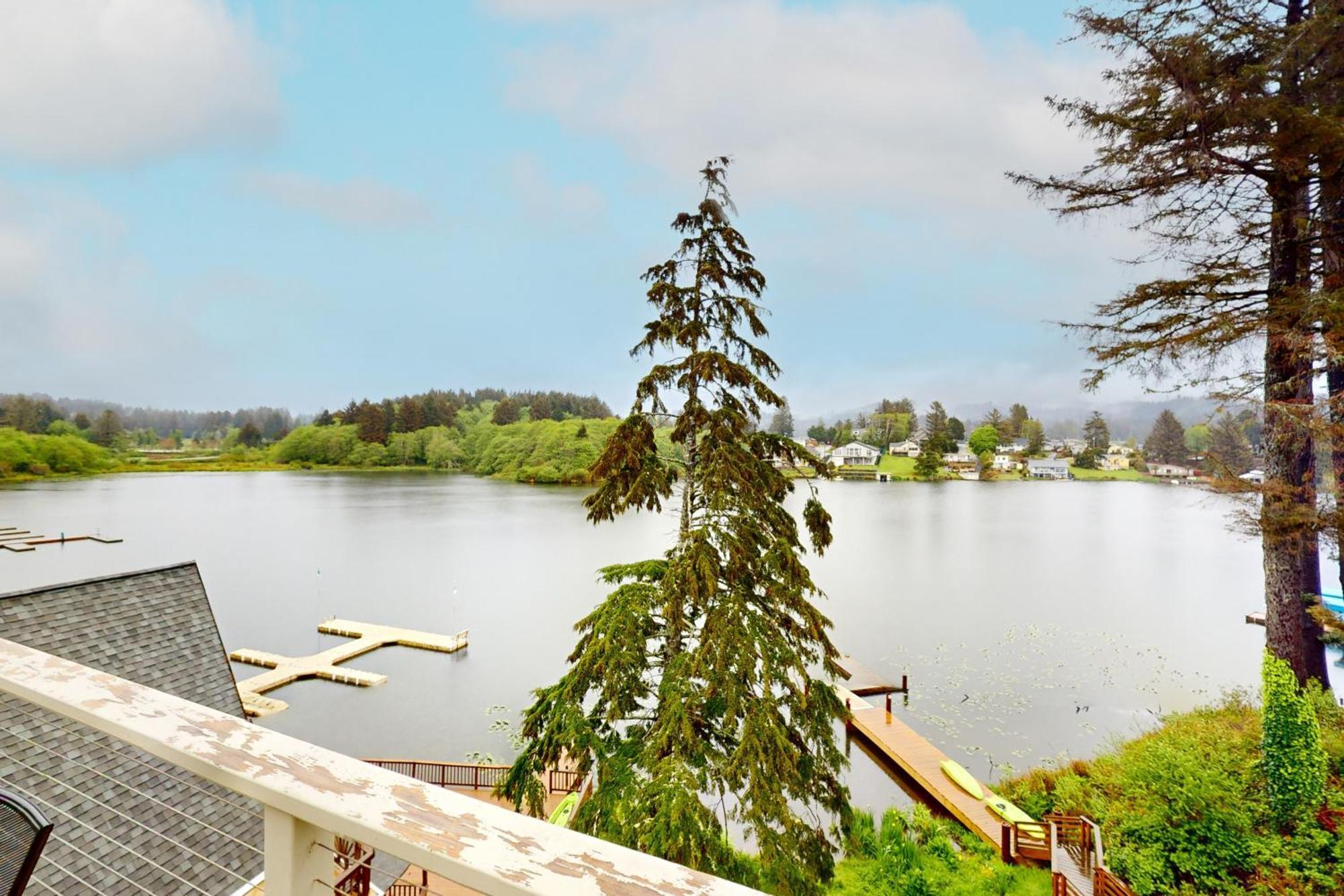 Lazy Lookout On Devils Lake Lincoln City Exteriör bild